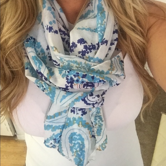 Accessories - White and blue adorable scarf