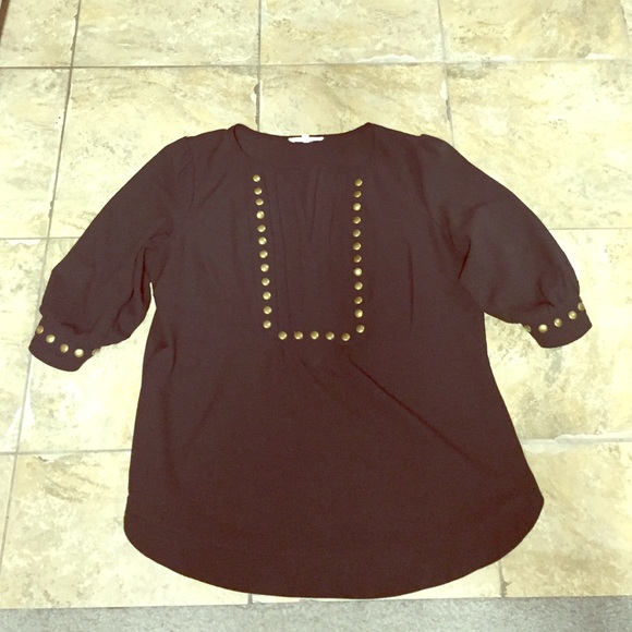 V neck blouse with Grommet details