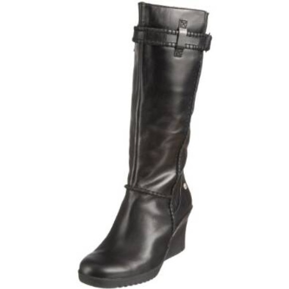 UGG  Maxene Black Boot Size 9