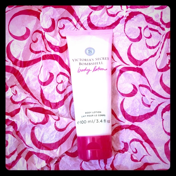 Victoria's Secret Bombshell lotion.. 🐝