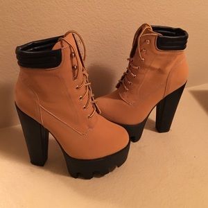 👢platform boots Size 8.5