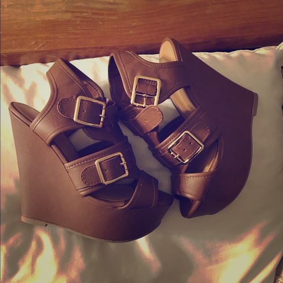 Chunky chestnut wedges with gold accents