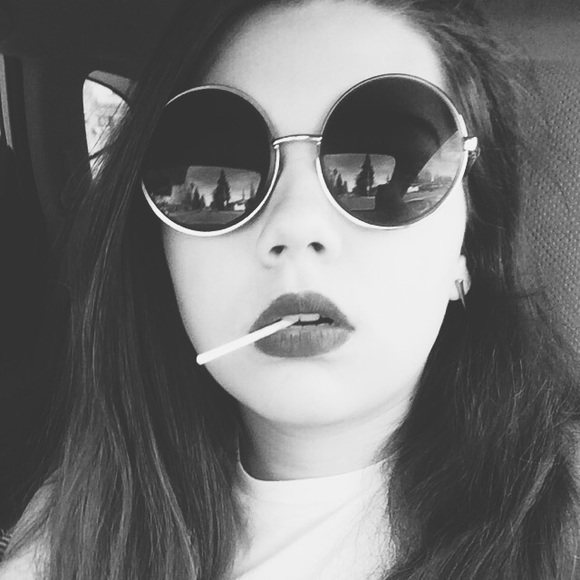 Meet your Posher, Nicole - Picture 1 of 1