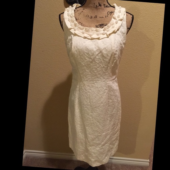 Classy textured fabric with ornate neck trim 💥💥