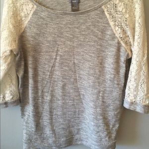 Pullover sweater with lace sleeves