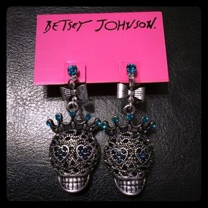 NWT Betsey Johnson skull earrings rhinestone