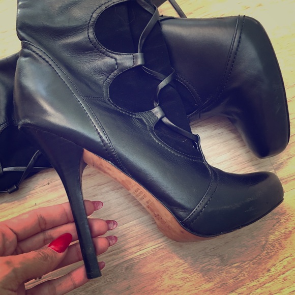 Bebe size 8 lace up leather boots