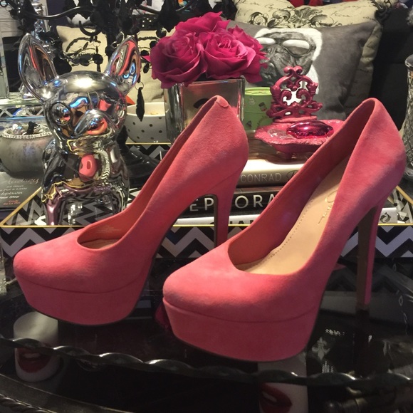 Jessica Simpson pumps