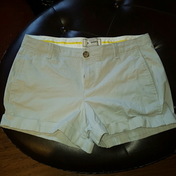 Old Navy tan shorts sz 6