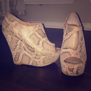 Steve Madden Snake Skin Wedge 7