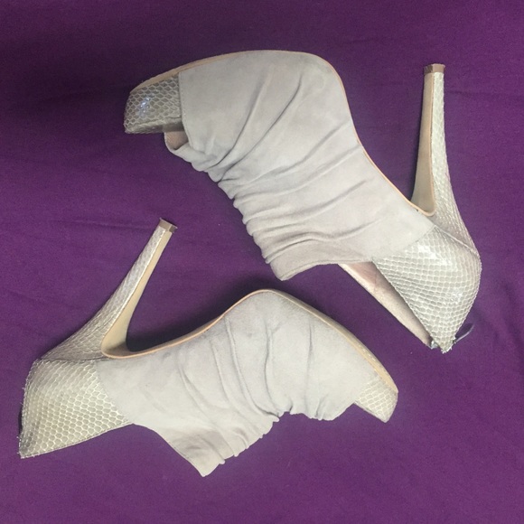 Vince Camuto suede heels, size 9.5 - Picture 2 of 2