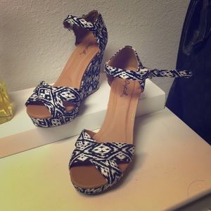 Black&White wedge shoes.