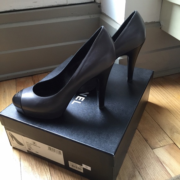 Chanel Two Tone CC Cap Toe Pumps - Picture 2 of 4