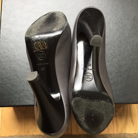 Chanel Two Tone CC Cap Toe Pumps - Picture 4 of 4