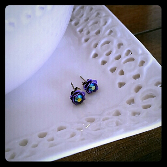 Earrings - Picture 1 of 2