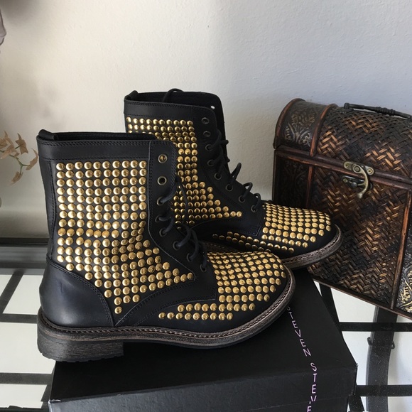 Steve Madden Gold Studded Boots !! Very Rare style
