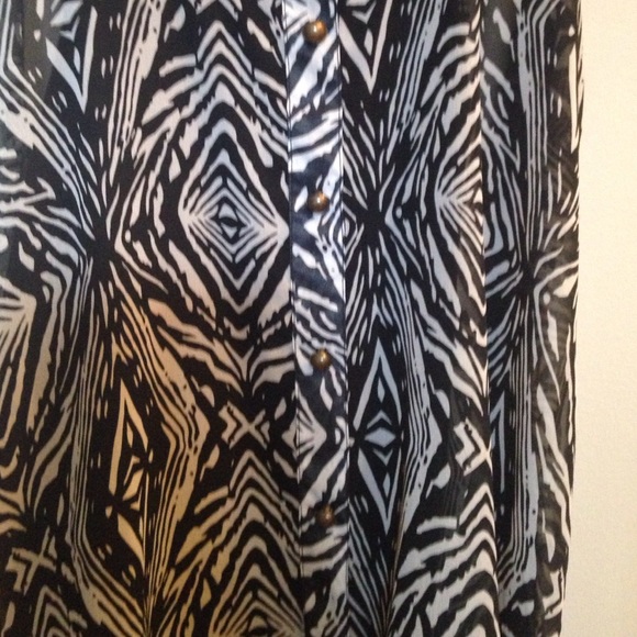 🎉SALE!🎉NWT Black & White Print Tank - Medium - Picture 3 of 4