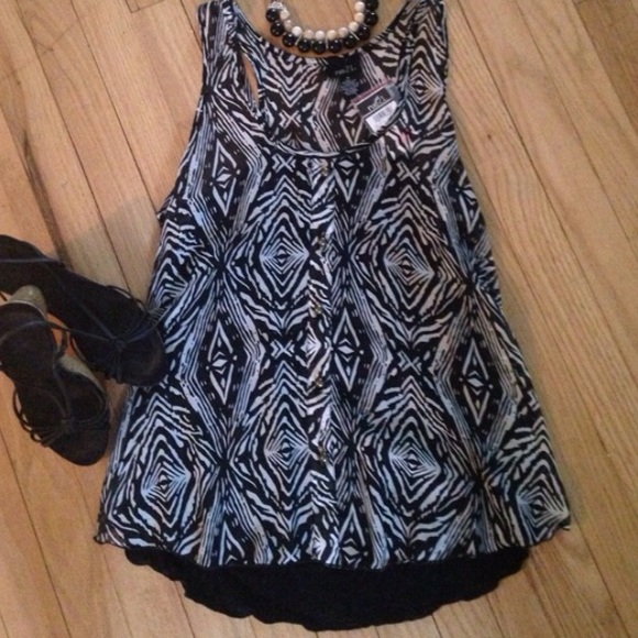🎉SALE!🎉NWT Black & White Print Tank - Medium - Picture 4 of 4
