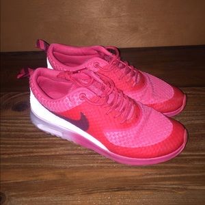 Women's Nike tennis shoes