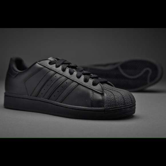 🌻[22] Black Adidas Superstar Sneakers