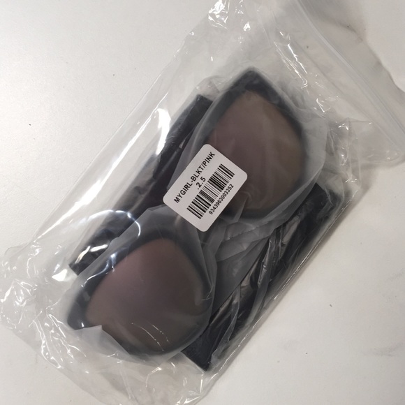 Quay my girl in black tort with pink mirror lens