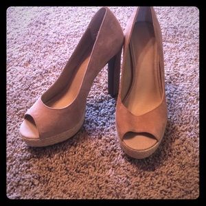 🚫NEVER BEEN WORN🚫 tan heels