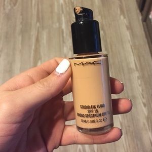 Mac studio fix fluid foundation