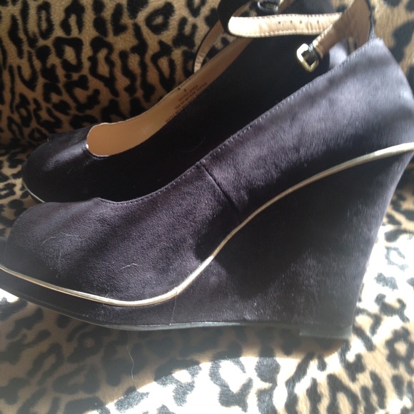 Shoes - Picture 1 of 4