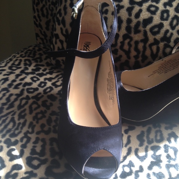 Shoes - Picture 2 of 4