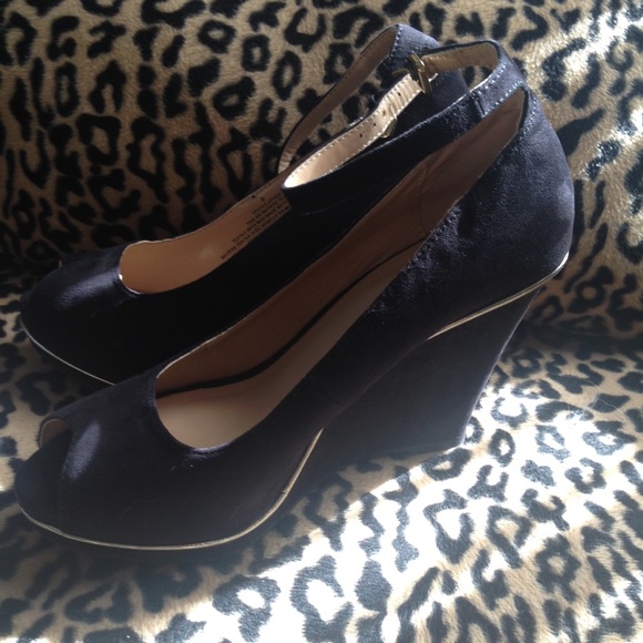 Shoes - Picture 4 of 4