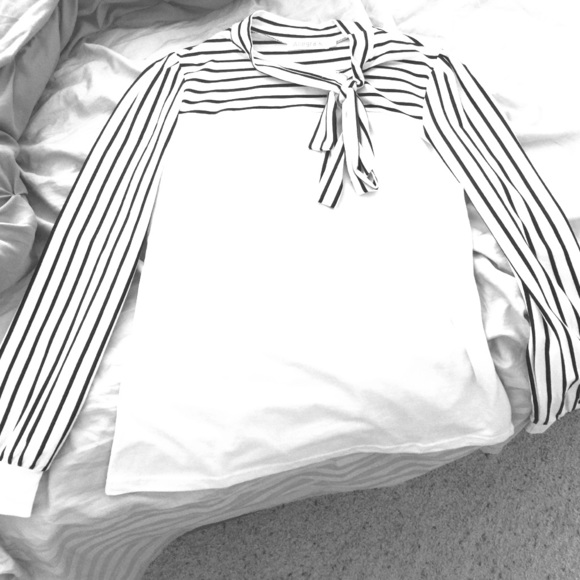 Tops - Long sleeve shirt with tie at the neck