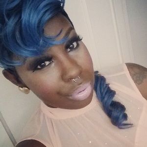 Meet your Posher, Laya