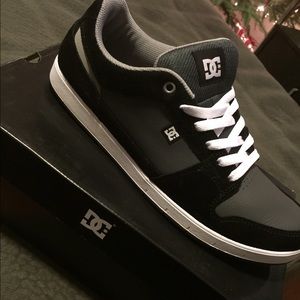 Brand new DC men's shoes!!