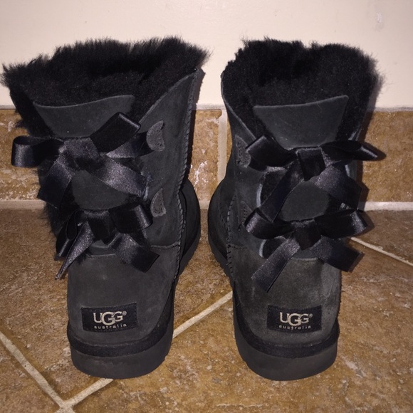 GREAT CONDITION black Bailey bow UGGS