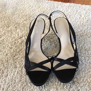 Black heels: Brand- naturalizer