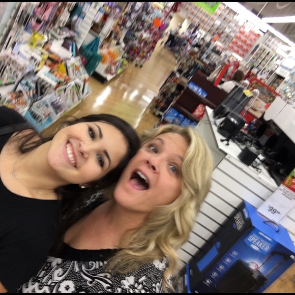 Meet your Posher, Faye 💋 - Picture 2 of 3