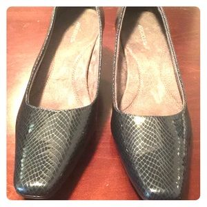 Bandolino navy blue pumps