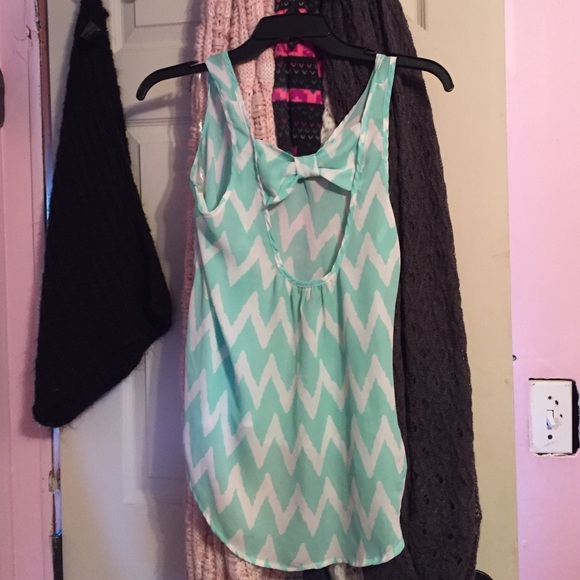 Bow back shirt it's super cute
