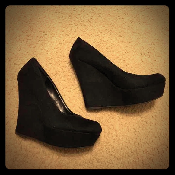 Black wedges
