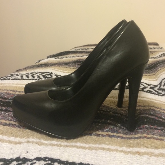 Simple black heels - Picture 2 of 4