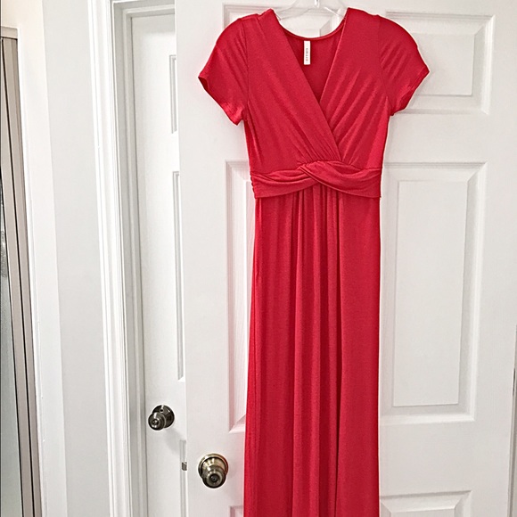 Elegant and stunning red maxi dress! - Picture 2 of 4