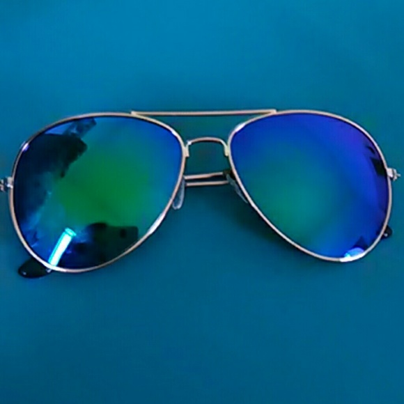 Gold framed polarized aviator sunglasses