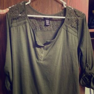 Dark green ¾ sleeve top with lace on shoulders