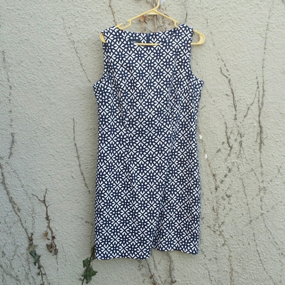 Mod figure-flattering sheath dress