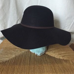 Black floppy hat!