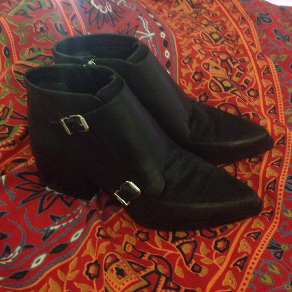 Black buckle & fur booties