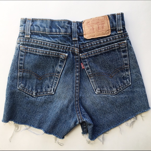 ❌SOLD❌ 👖Levi's High-Waisted Denim Shorts👖 - Picture 2 of 4