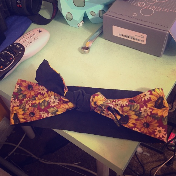 Super cute sunflower headscarf!