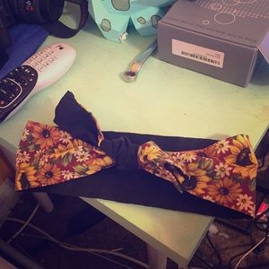 Super cute sunflower headscarf!