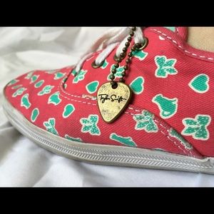 Taylor Swift pink keds!